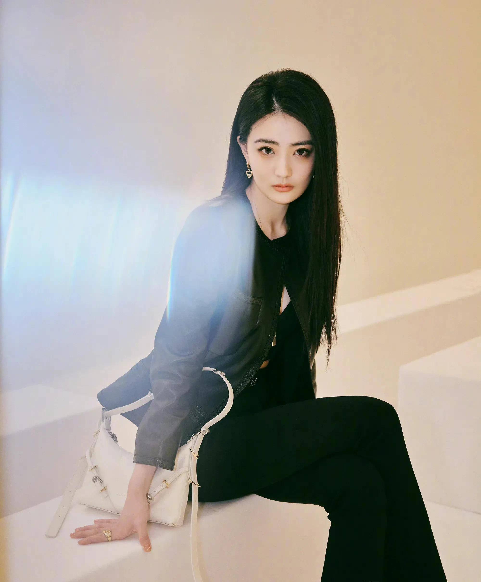 网友国外逛街偶遇徐璐,皮肤白颜值高,路人镜头下驼背明显没气质_照片