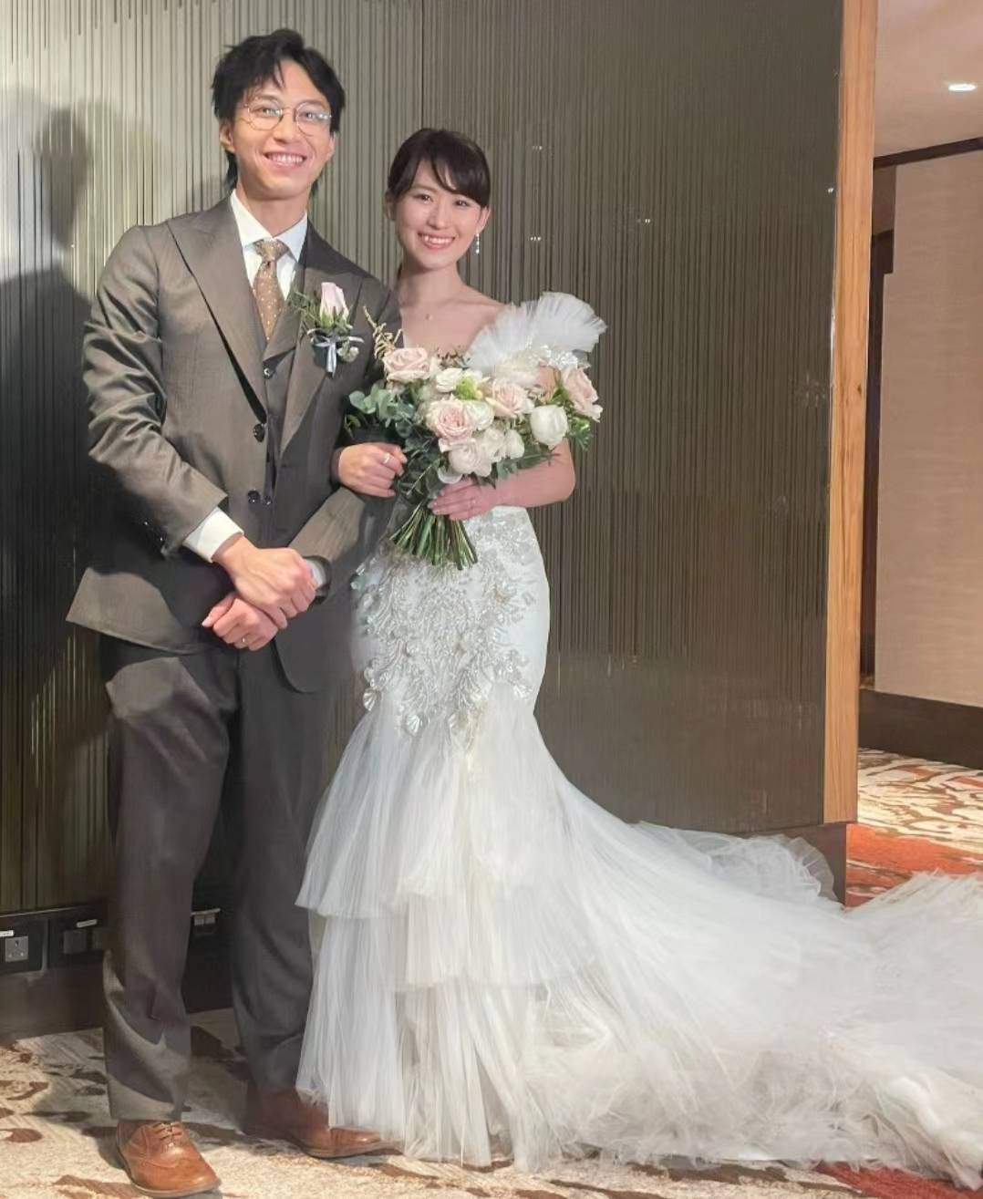 tvb小生晒与日籍太太港式婚纱照,大秀事业线却遭质疑p图_吴业坤_aiko