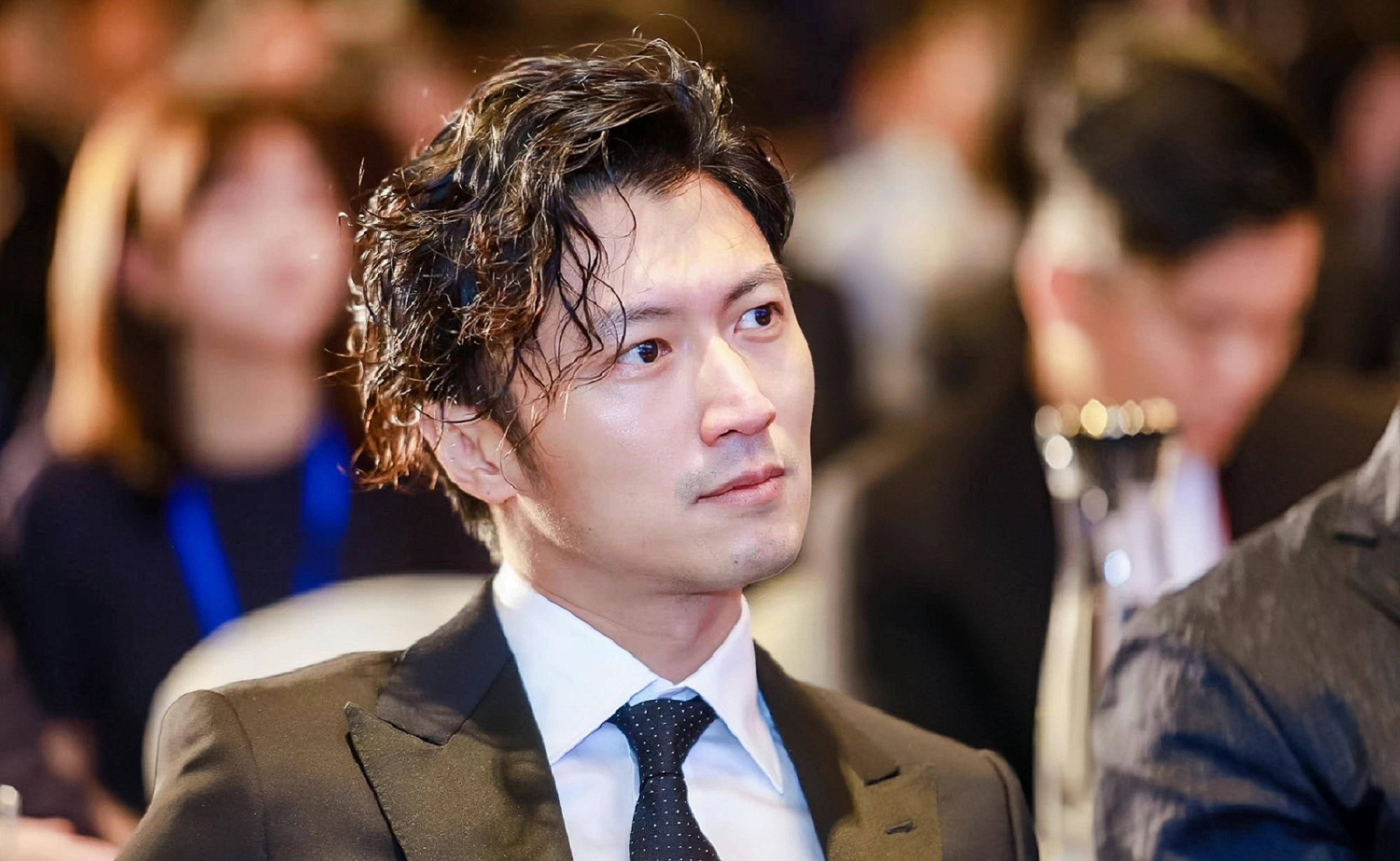 第二年6月,31岁的公主与20岁的谢霆锋公开恋情.