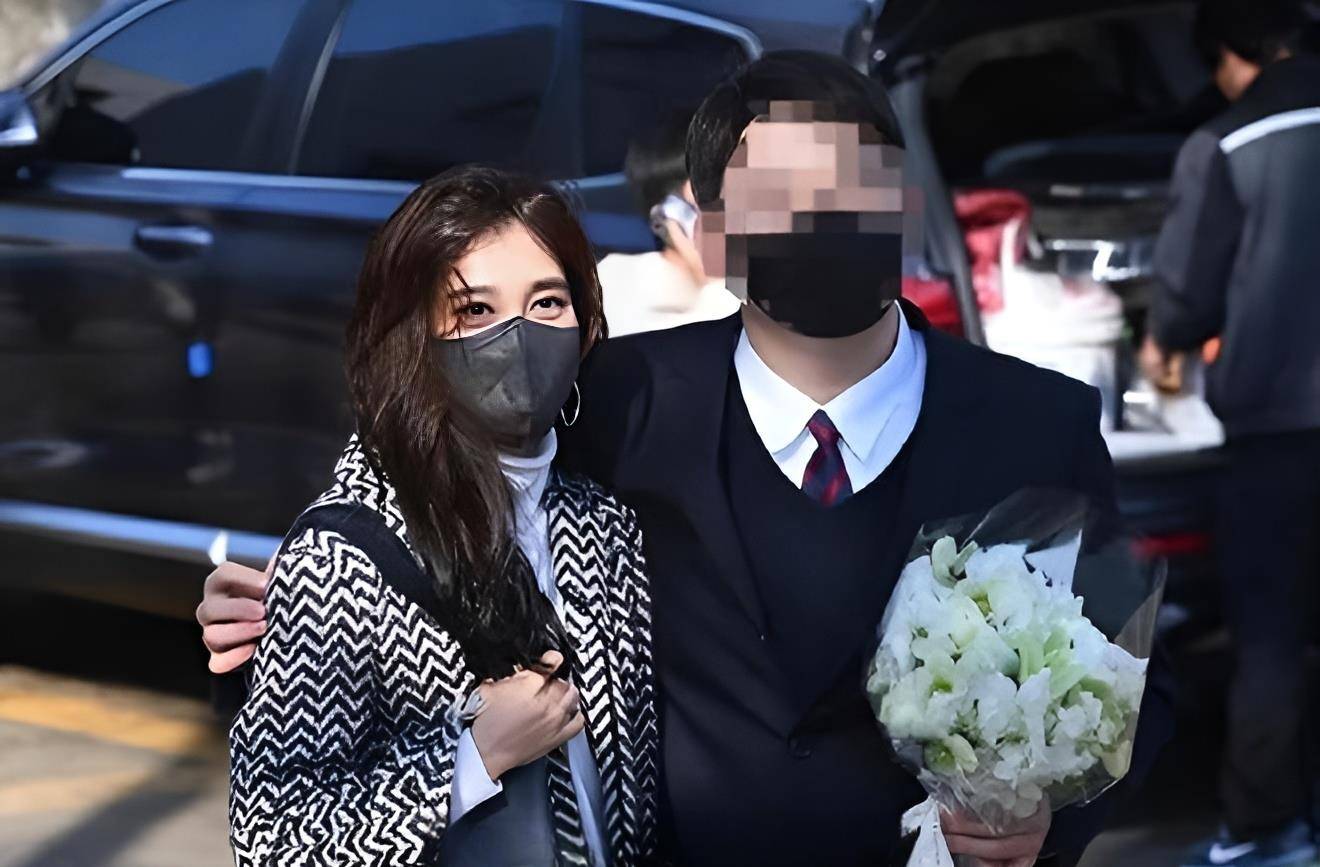 单身富婆李富真,颜值回春端庄大方,手挽儿子,犹如姐弟_任佑宰_李健熙