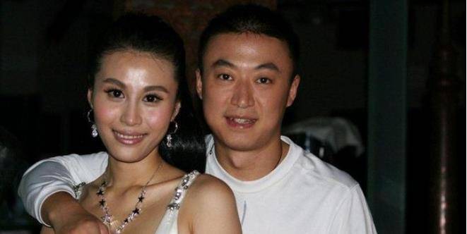 而张宁益则是与郑岩结婚,老公是金融界人士,身家丰厚.