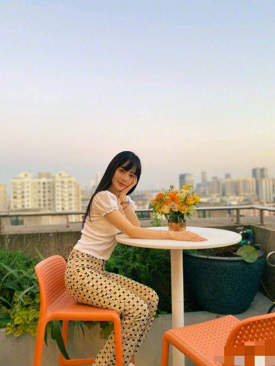 李小璐与朋友欢聚两天,罕见亲自下厨,女儿甜馨未出镜_贾乃亮_网友_小