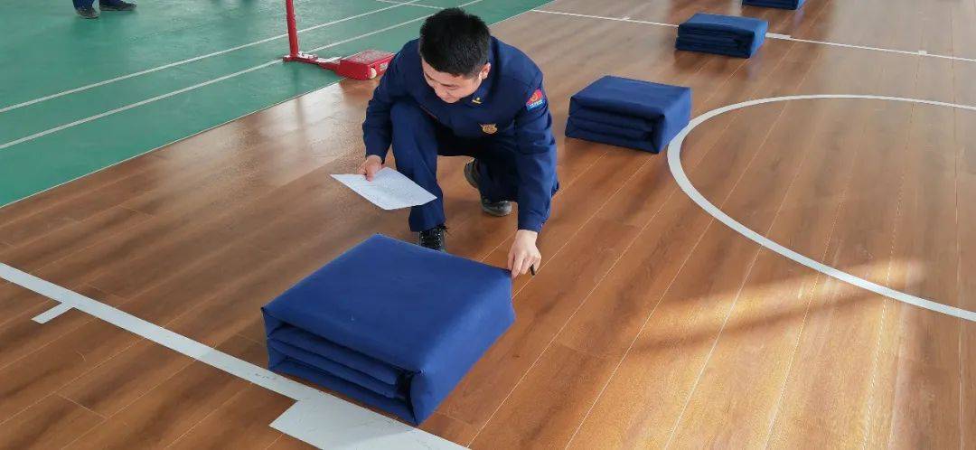 看消防员"叠被子"大比拼!_活动_条令_比赛