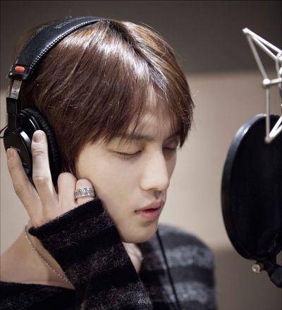 而舞台上艳光四射帅气无两的金在中,他的成名经历和狗血身世,可以