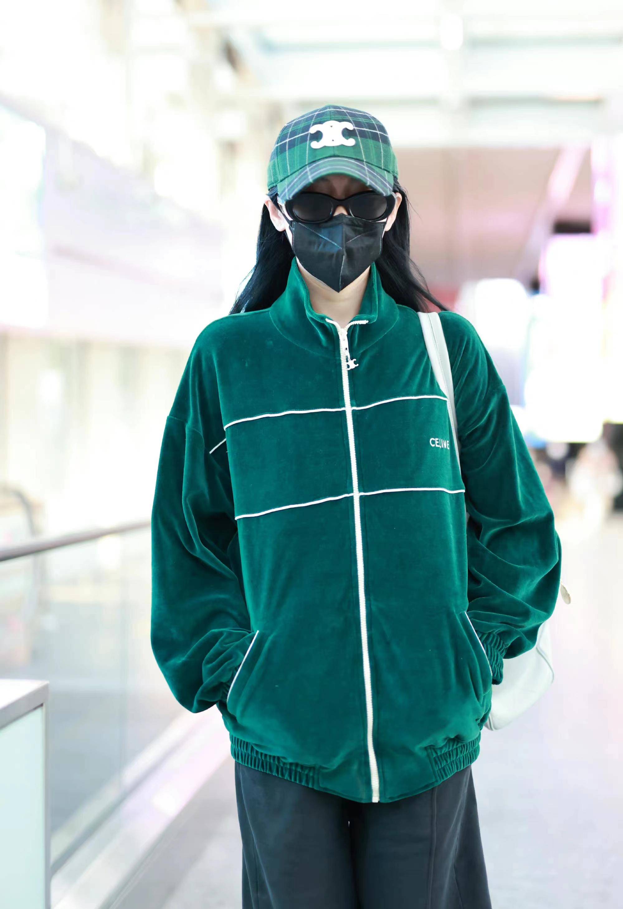 张天爱现身机场,穿绿色丝绒运动服搭阔腿裤,休闲简约很随性!
