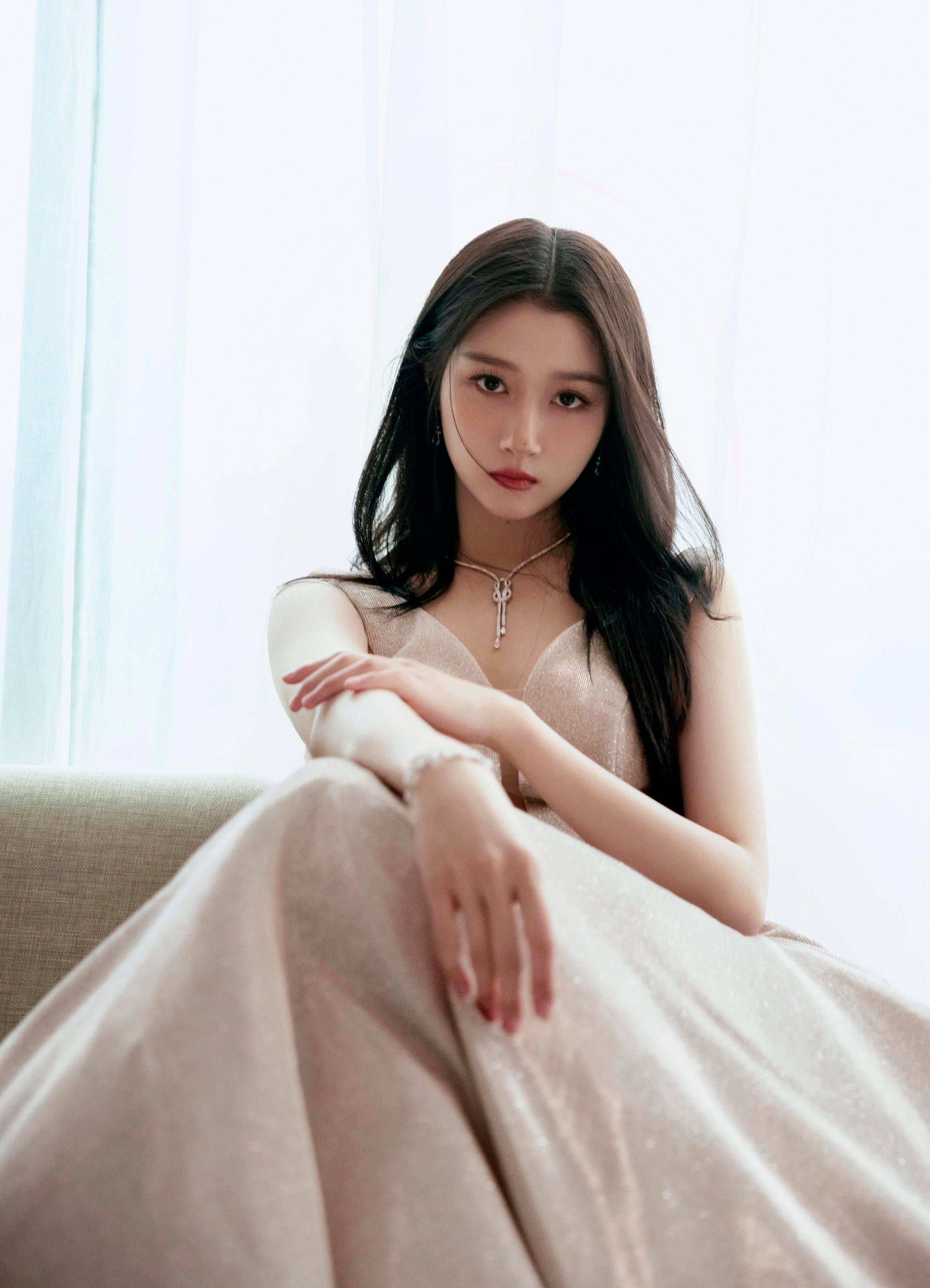 关晓彤香槟色水光裙优雅写真_美得_礼服_鹿晗