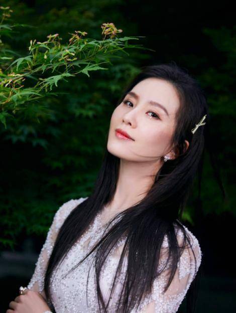 刘诗诗p图太扭曲!黑色长直发很老气,僵硬的表情看起来不高级