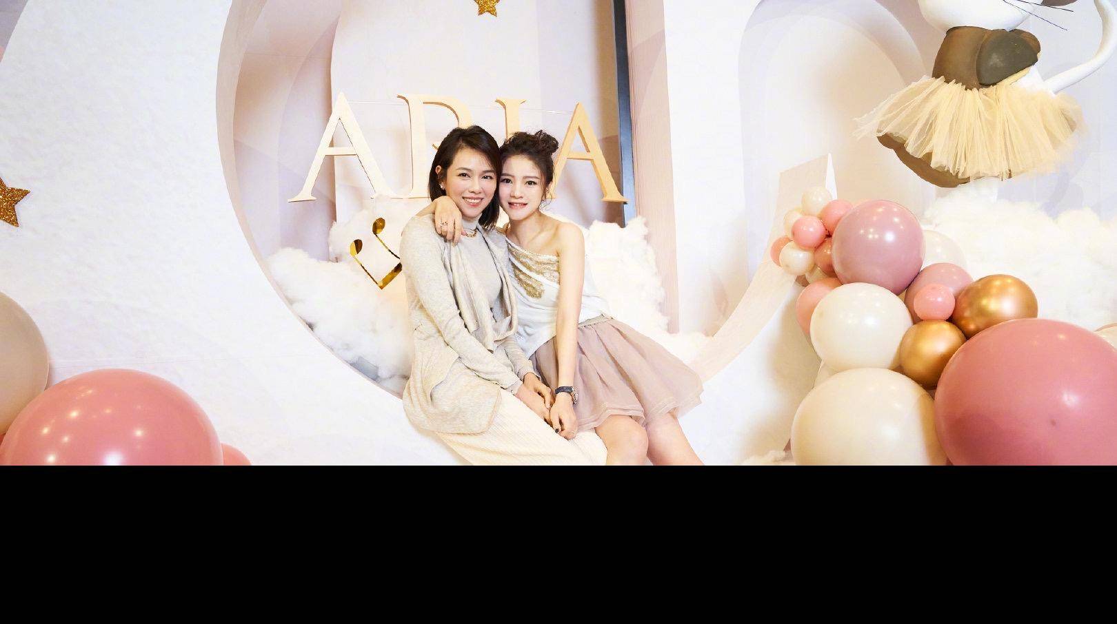 安以轩晒女儿满月宴全家福,怀抱两娃超幸福,妈妈力爆棚_笑容_老公