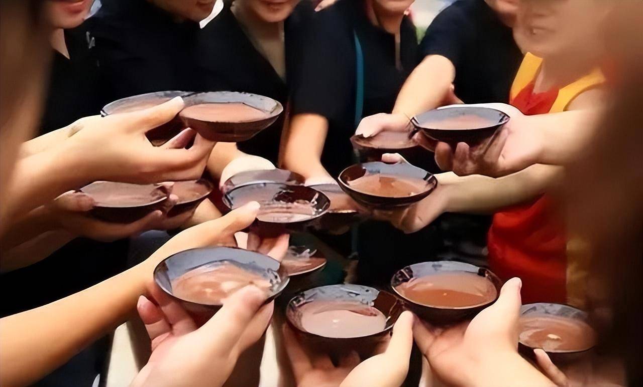 东家_高山流_酒桌上