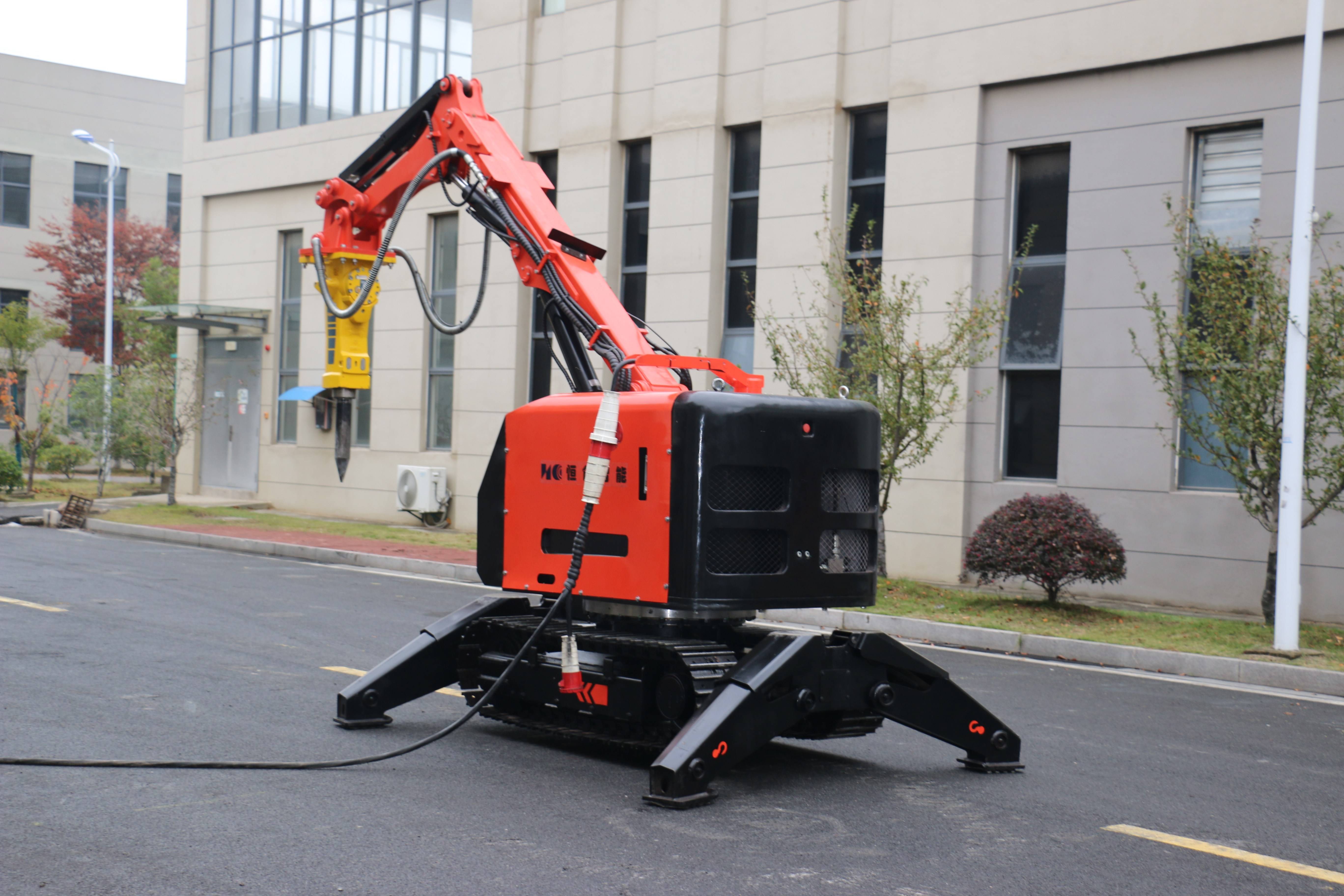 拆除机器人遥控打渣机遥控拆砖机破拆机器人液压锤破拆机器人工作臂破