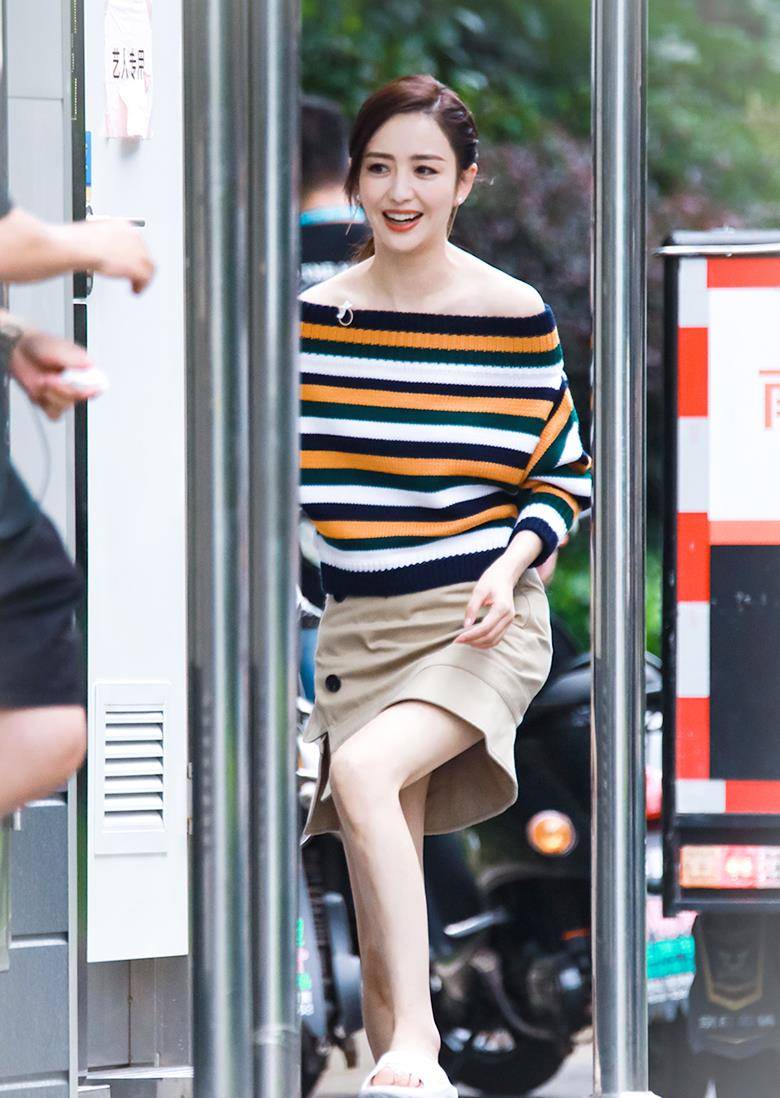 佟丽娅瘦得好任性,穿"横纹"针织衫都不显胖,大秀香肩太迷人了_衣服