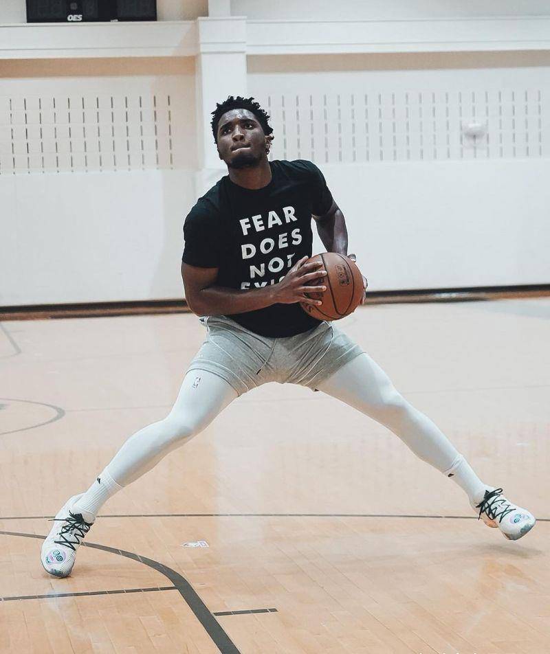 米切尔晒训练照:害怕不存在!球迷:加油_赛季_爵士_新秀球员