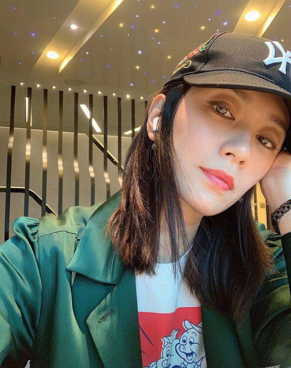 近日,知名女星贾静雯在个人社交平台晒出两张机场照片,并配文:乔安姐