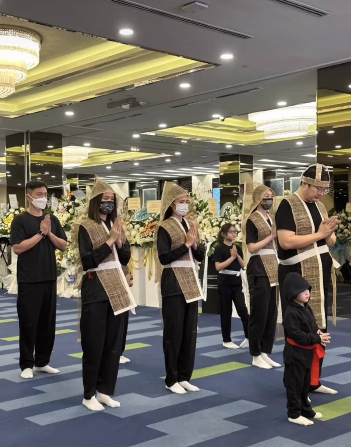 tvb艺人父亲离世在大马安葬,当地警察开路护送,身份显赫受尊重_庄宝