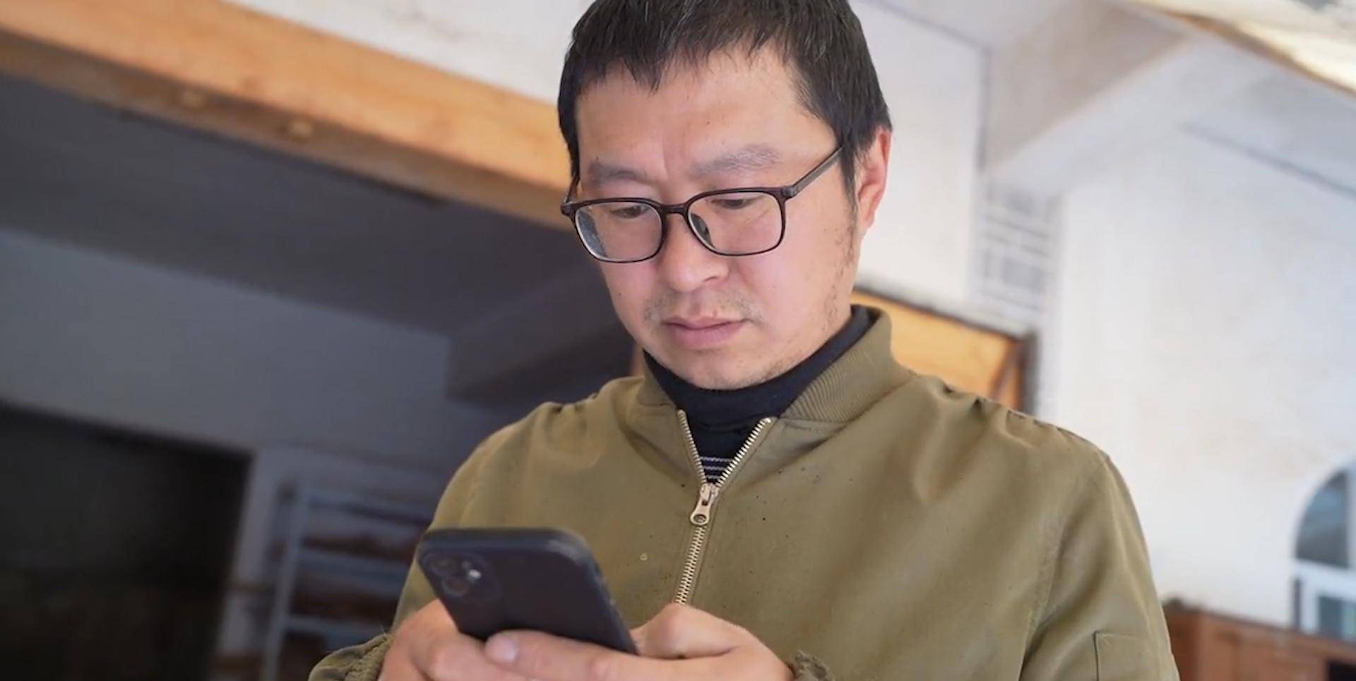 猪坚强原名顾玉鹏,今年已经四十岁了,家住云南省昆明市某山区内.