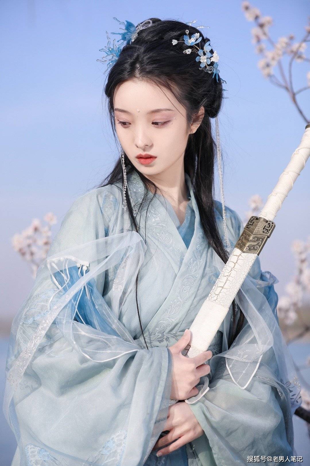 李钰碧水谣古风图集,淡蓝素衣少女轻盈,美如画中人_气质_汉服_作品