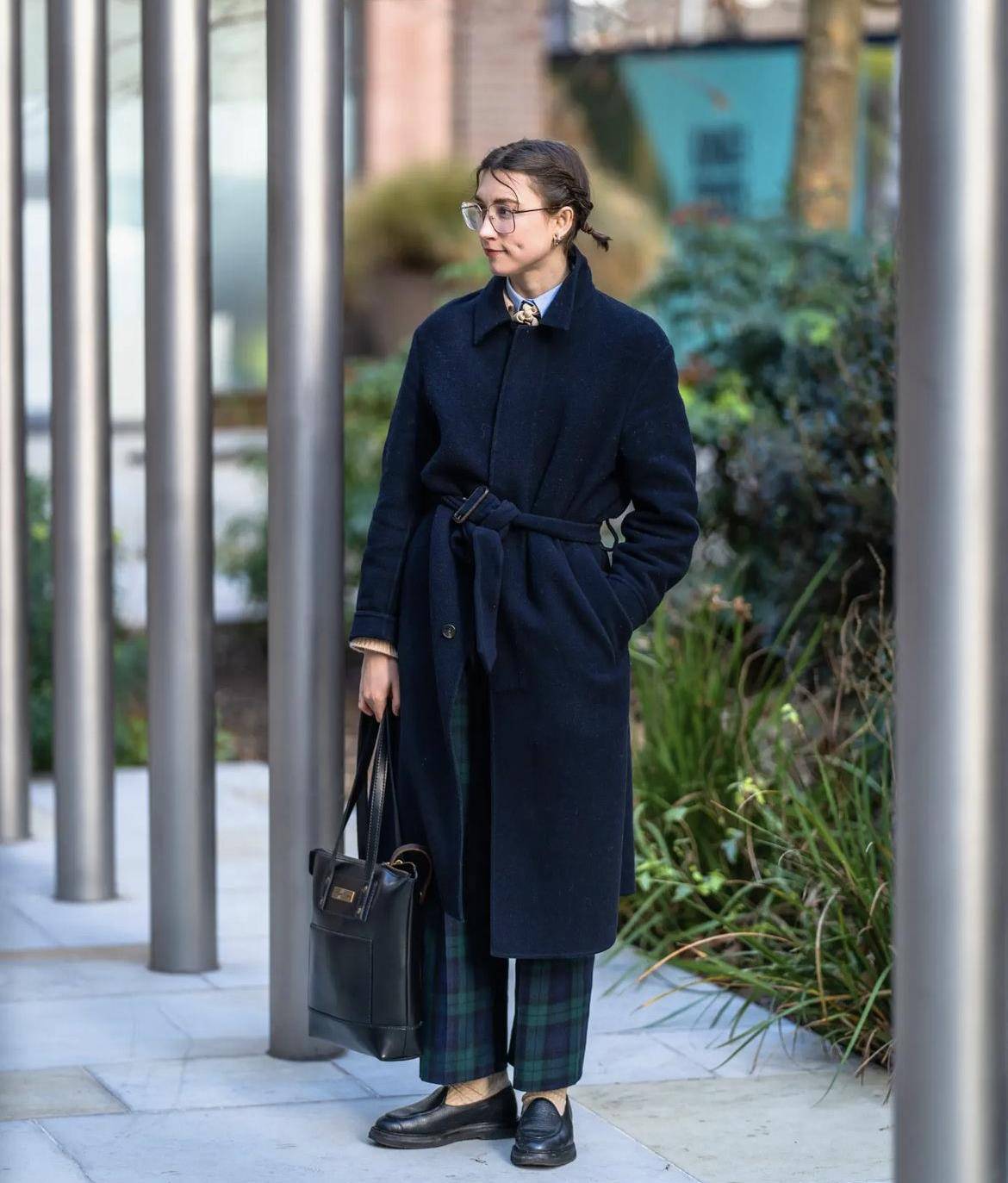 这个宝藏伦敦女孩,把英伦知识分子风穿得好美,成春日穿搭新灵感