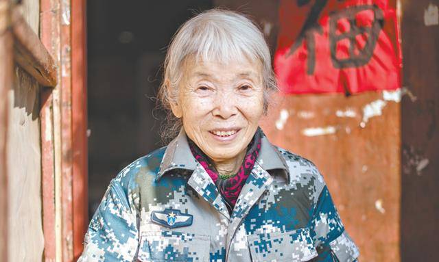 老奶奶到银行转账300万,工作人员立即报警,老人身份不一般_马旭_国家