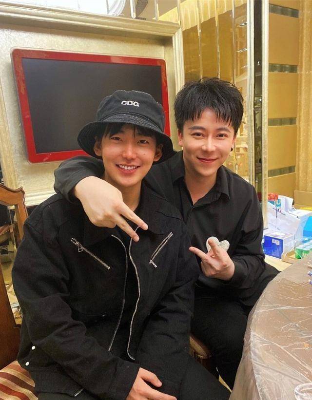 郭麒麟与好友重聚,合影被剪辑变形,观众:怕郭德纲认不出来_宣传_时候