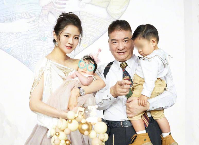 安以轩女儿百日宴,向太一家四口到场祝福,郭美女近况状态成焦点_少女