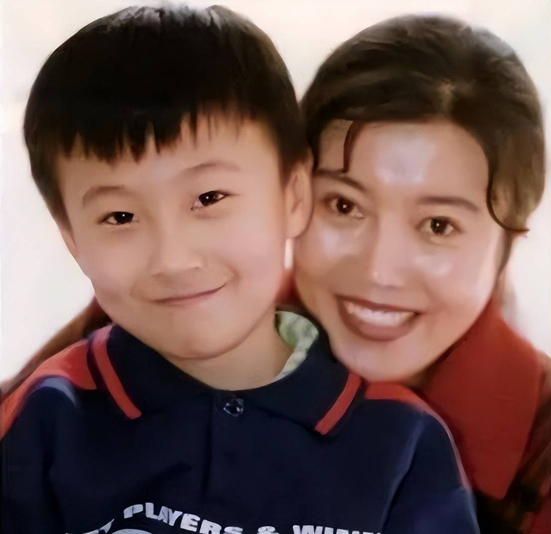 丁嘉丽女儿胡琳娜:被抛弃,从小缺爱,憎恨过母亲,36岁仍未婚_丈夫_叔叔