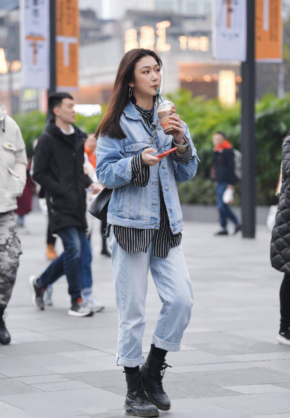 街拍:小姐姐身穿斑点色的日系服装,两种风格混搭很独特个性!