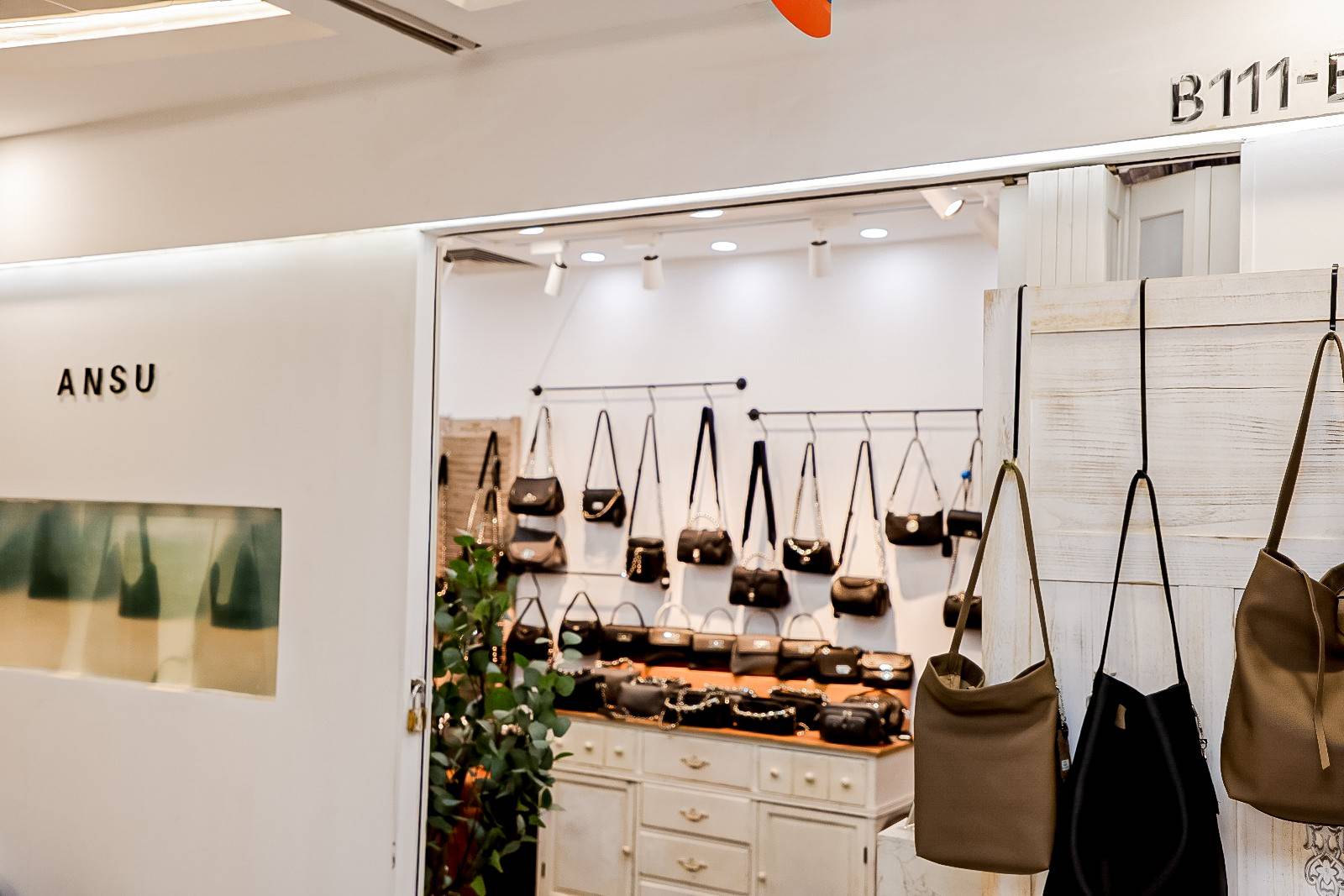 广州中港皮具城"软硬"件双升级 探索跨境电商渠道,丰富"双循环"服务