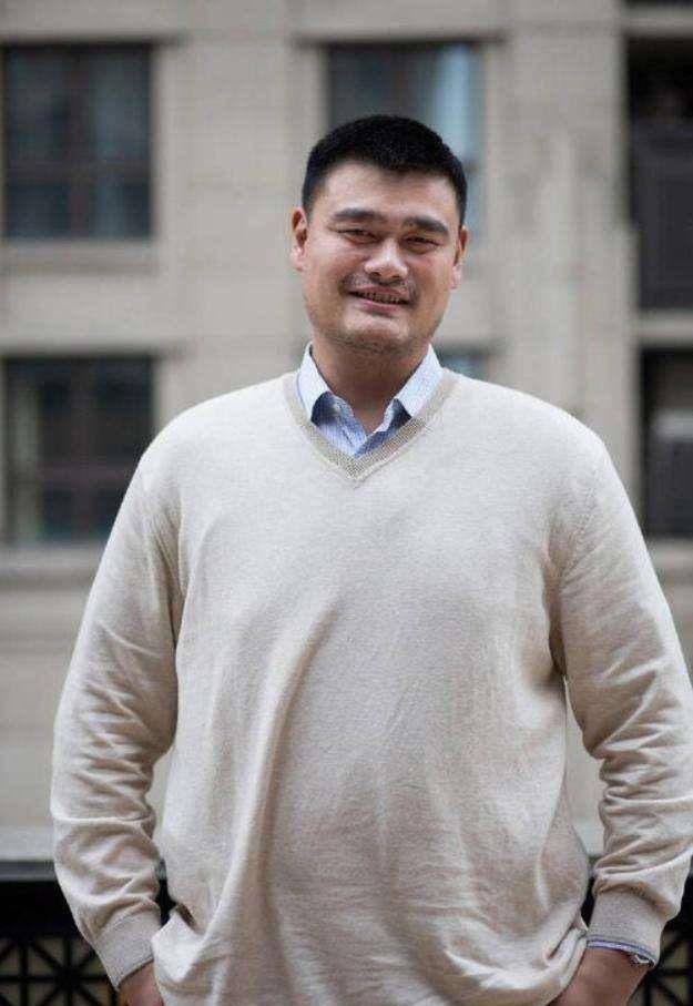 42岁姚明现身上海做检查,身形魁梧发福近500斤,对路人发飙超雷人_网友