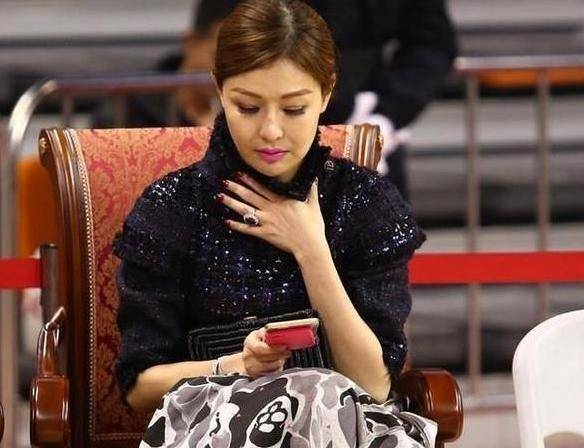 她被誉为cba最美老板娘,身价超40亿,曾和易建联传出绯闻_吴迪_广东队
