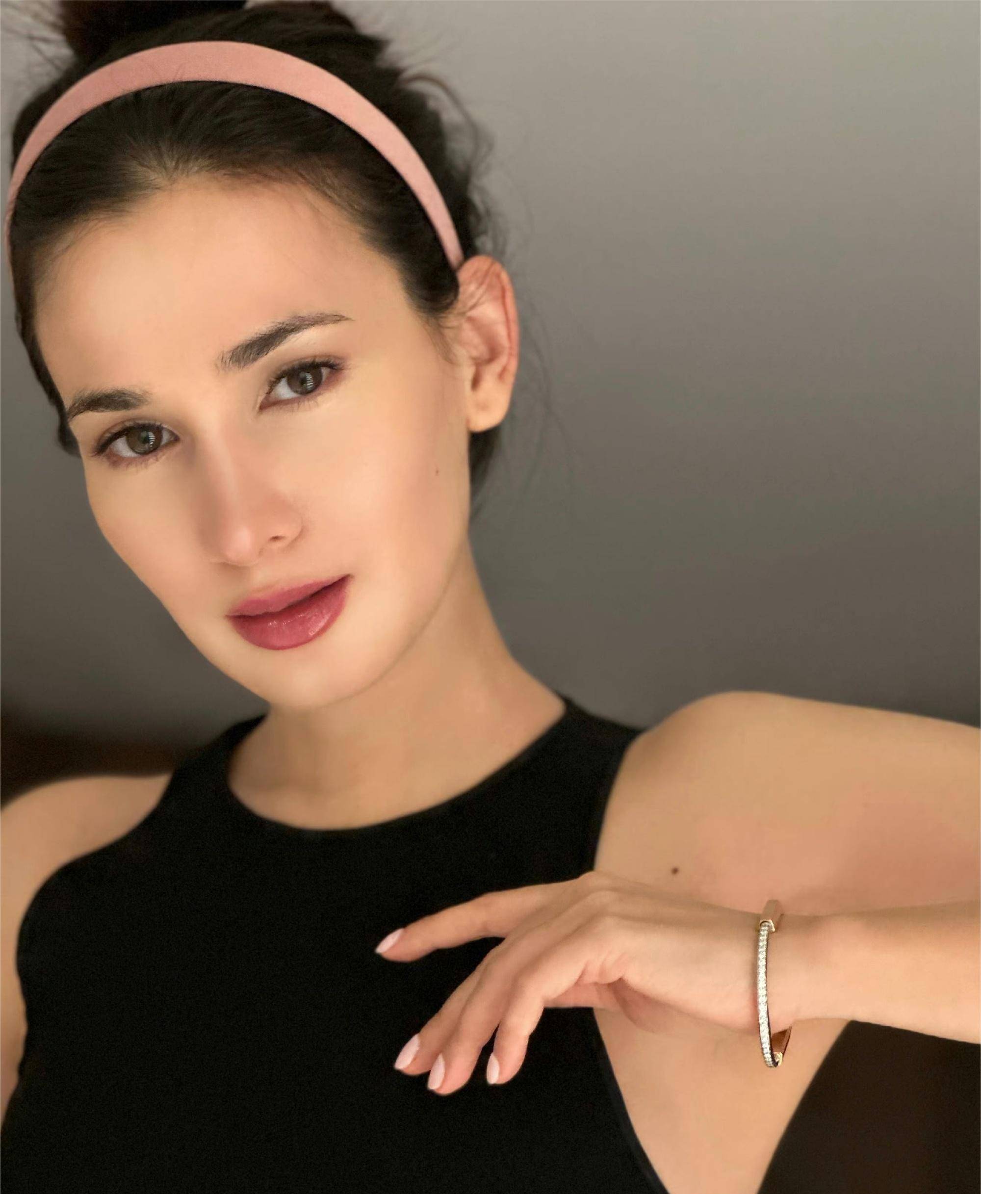 网红花三三与卢靖姗合照引发网友众怒,花三三回应:没有不耐烦_江疏影