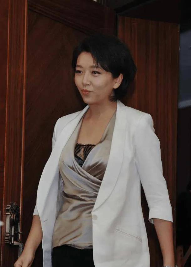 54岁江珊中年发福气质全无!