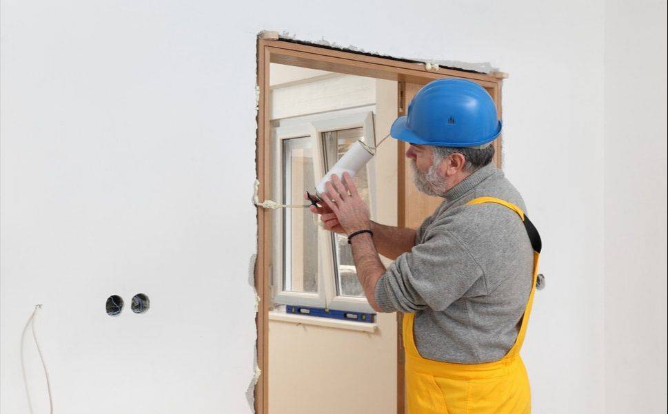 室内门的安装,门套是关键,门套安装的4个过程需要弄清楚_发泡胶_测量