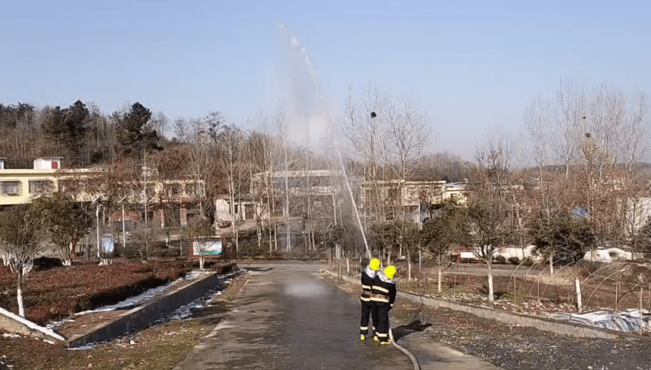 "预备,开始……"伴随响亮的喊声,只见一名消防队员熟练地用消防水带一