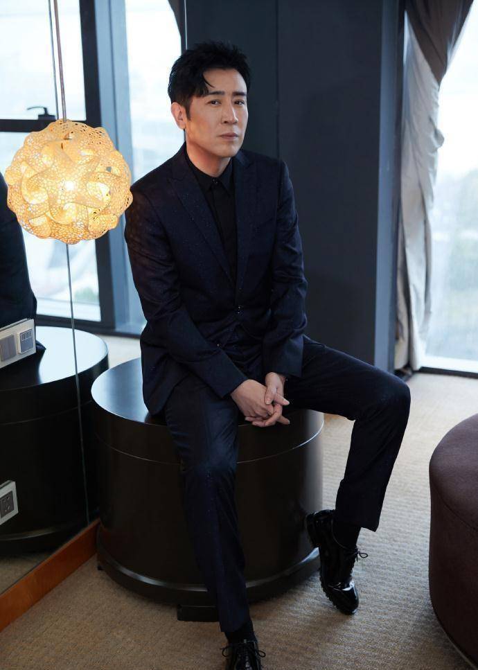 于和伟在品质盛典变身锦鲤,成功种下太阳,被网友封为"太阳神"_阳光