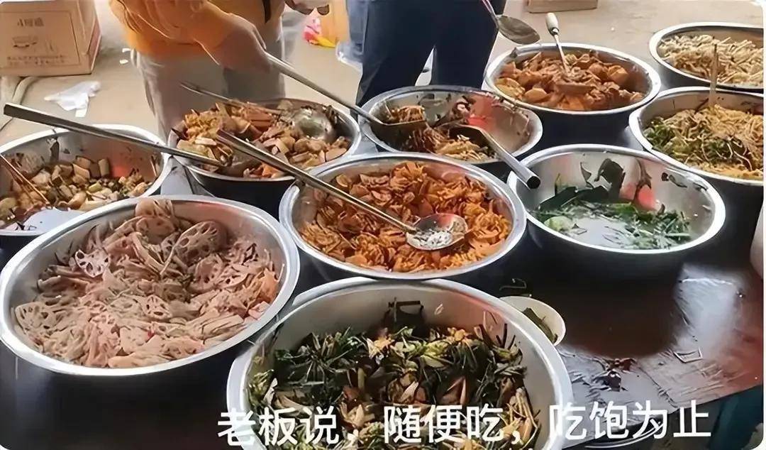 大學生不在食堂吃飯,卻跟農民工