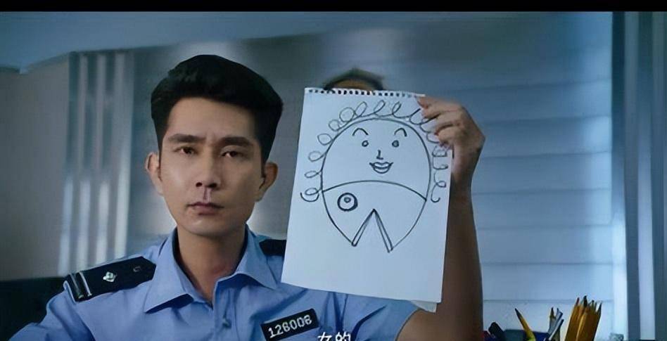 文文和片中另一位表情丰富的警官李尚正开心地笑了.