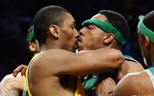 nba冲突gif:巴克利抱摔奥尼尔,阿泰皮尔斯冲突_阿泰斯特_伯德_双方