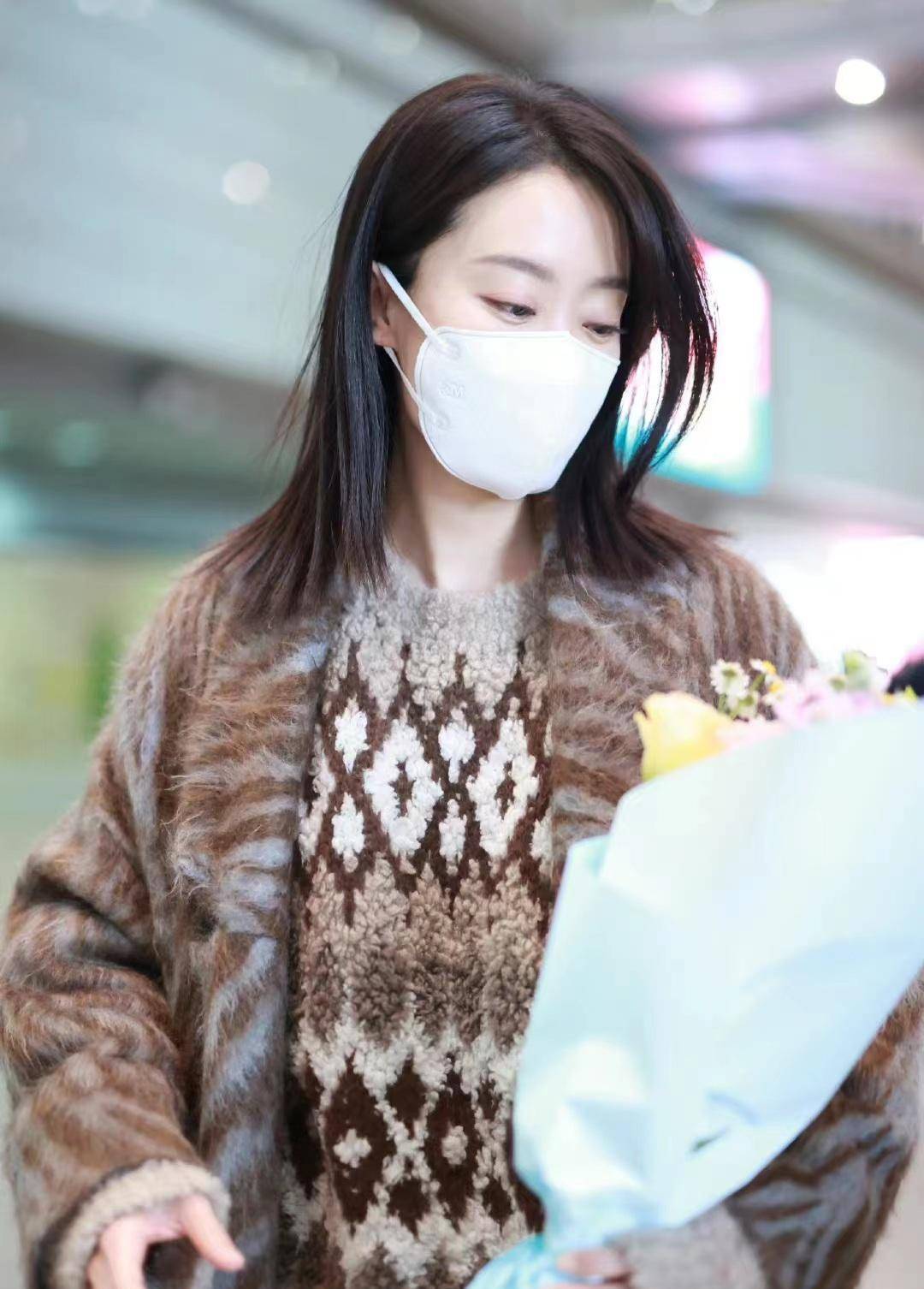 张小斐穿仿水貂毛长款大衣内搭菱形格毛衣配牛仔裤,减龄时尚_比例