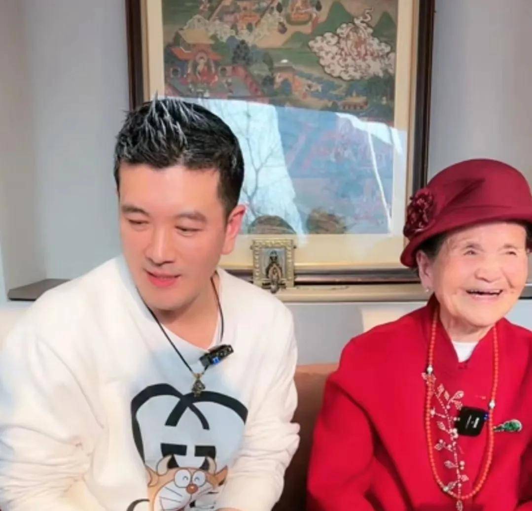 企业家杨子先生拉着92岁的老母亲直播带货,网友表示让老人去休息