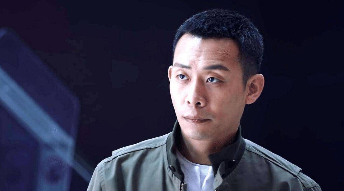 导演就上演了手滑点赞大戏,直指张译原本是演高启强,而杨洋饰演安欣