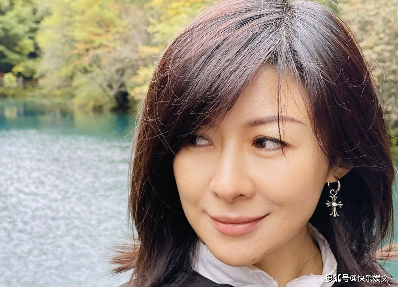 50岁女主持陈诺音高调大婚!皮肤白皙显年轻,夫妻身高差超30cm