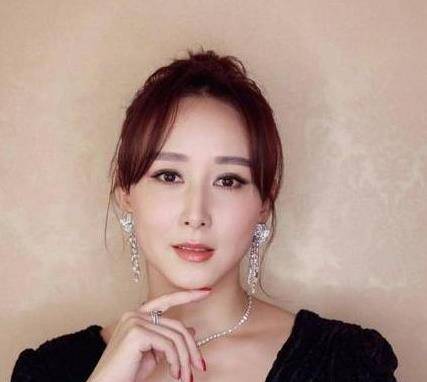 她是章子怡同学,与富豪一见钟情,为她安心休息竟切除一器官!