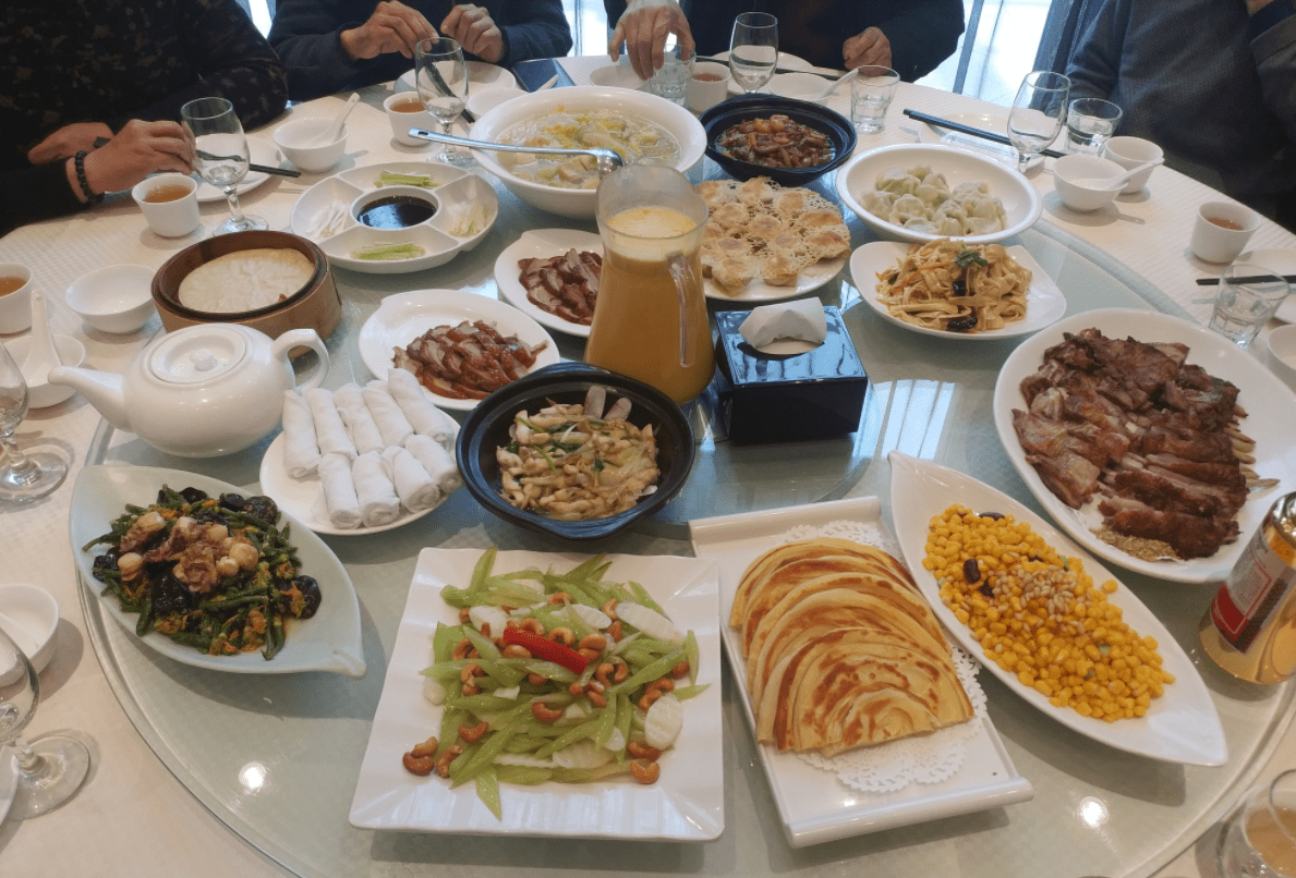 酒桌座位讲究,不要乱坐惹麻烦!记住三个座位的规则,避免尴尬_圆桌_位置_客人