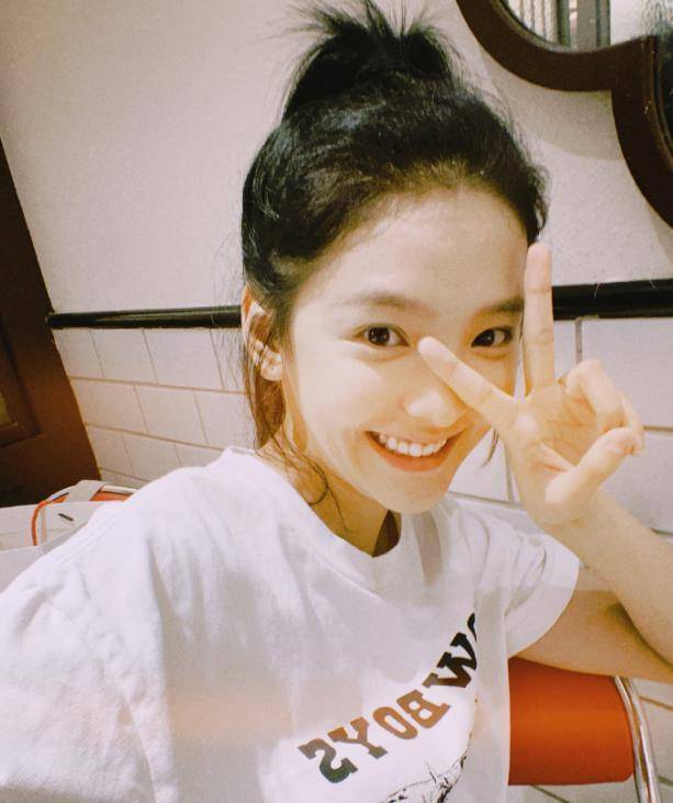 章若楠晒纯素颜自拍,脸上痘痘都清晰可见,迷之角度遭遇网友吐槽_照片