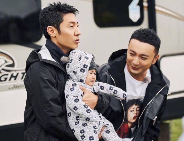 撒贝宁一家四口被偶遇,宠爱女儿全程抱着走,保姆牵儿子更像家人_李白