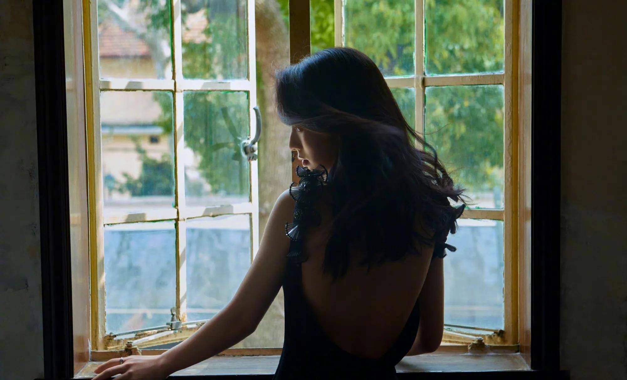 深v吊带,打开窗户刑菲不知道在往下看些什么?