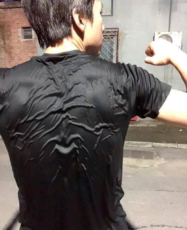 彭于晏秀胸肌,邓超也秀胸肌,然而网评画风差异却让人不忍直视_网友