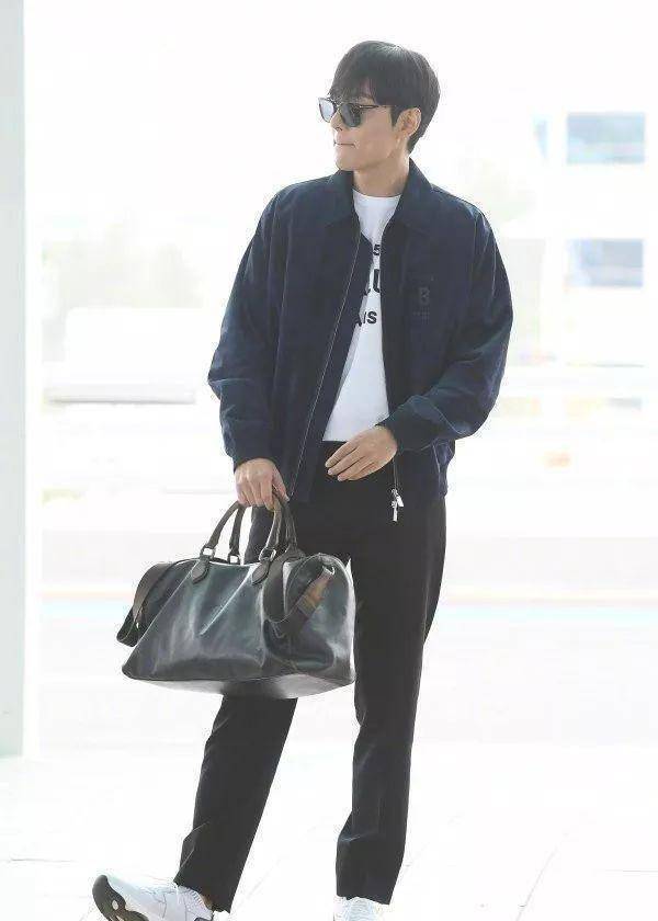 李敏镐退役后正式复出,一身灰色西装成熟稳重,32岁越看越有魅力_身材