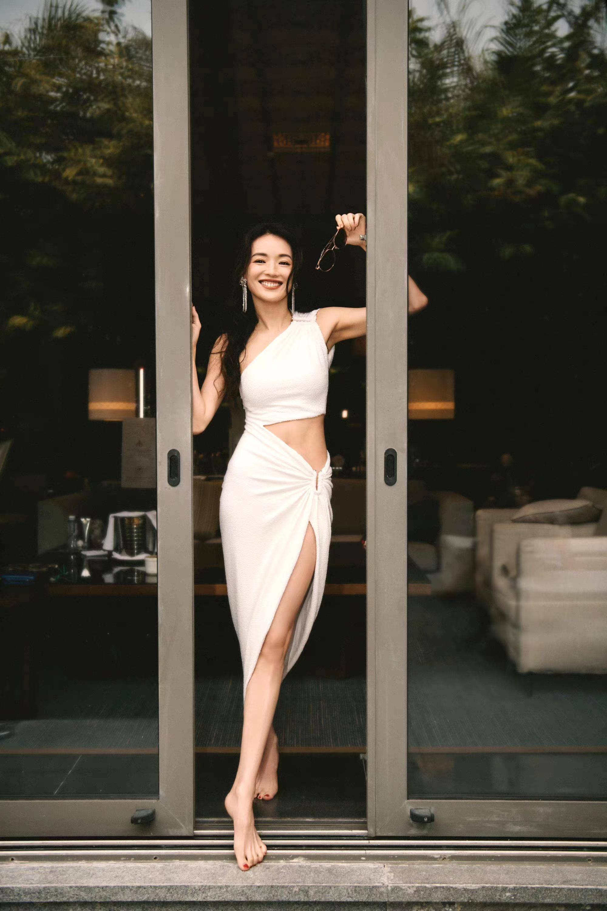 同时又能够大方秀出舒淇的傲人美腿,并且通过侧面高开叉设计,还能够