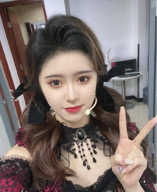 16岁邓歆玥初见风采,芭比颜值配小裙子,轻熟少女感